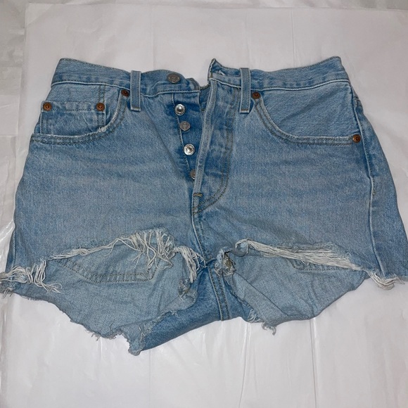 LEVIS HIGH RISE RIPPED SHORTS SIZE W26 - Picture 3 of 6